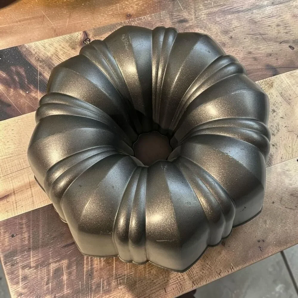 Wilton Fluted Bundt Cake Pan Nonstick Sculpted Swirl Tube Pan
